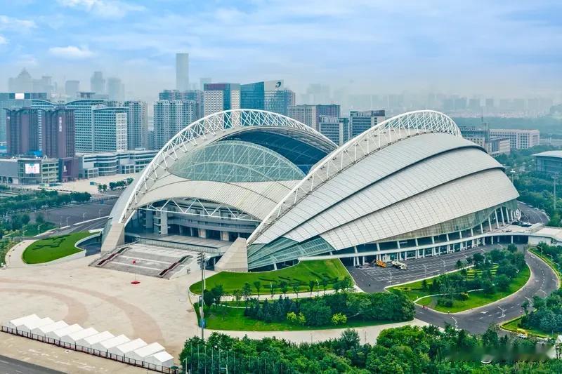 辽宁铁人队底蕴深厚。老辽足曾在1984-1993年实现国内赛事“十连冠”,在