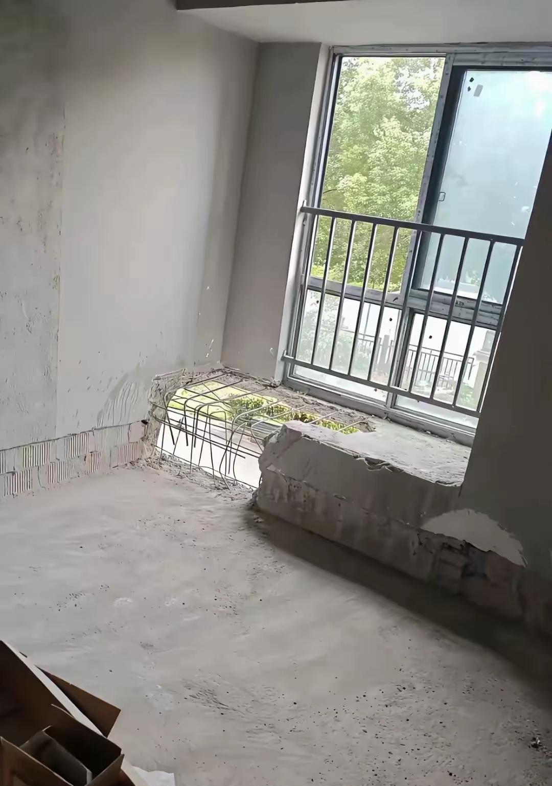 朋友为了屋子里面空间大点，听信装修师傅的话把飘窗给砸了，可是砸到一半时傻眼了，飘