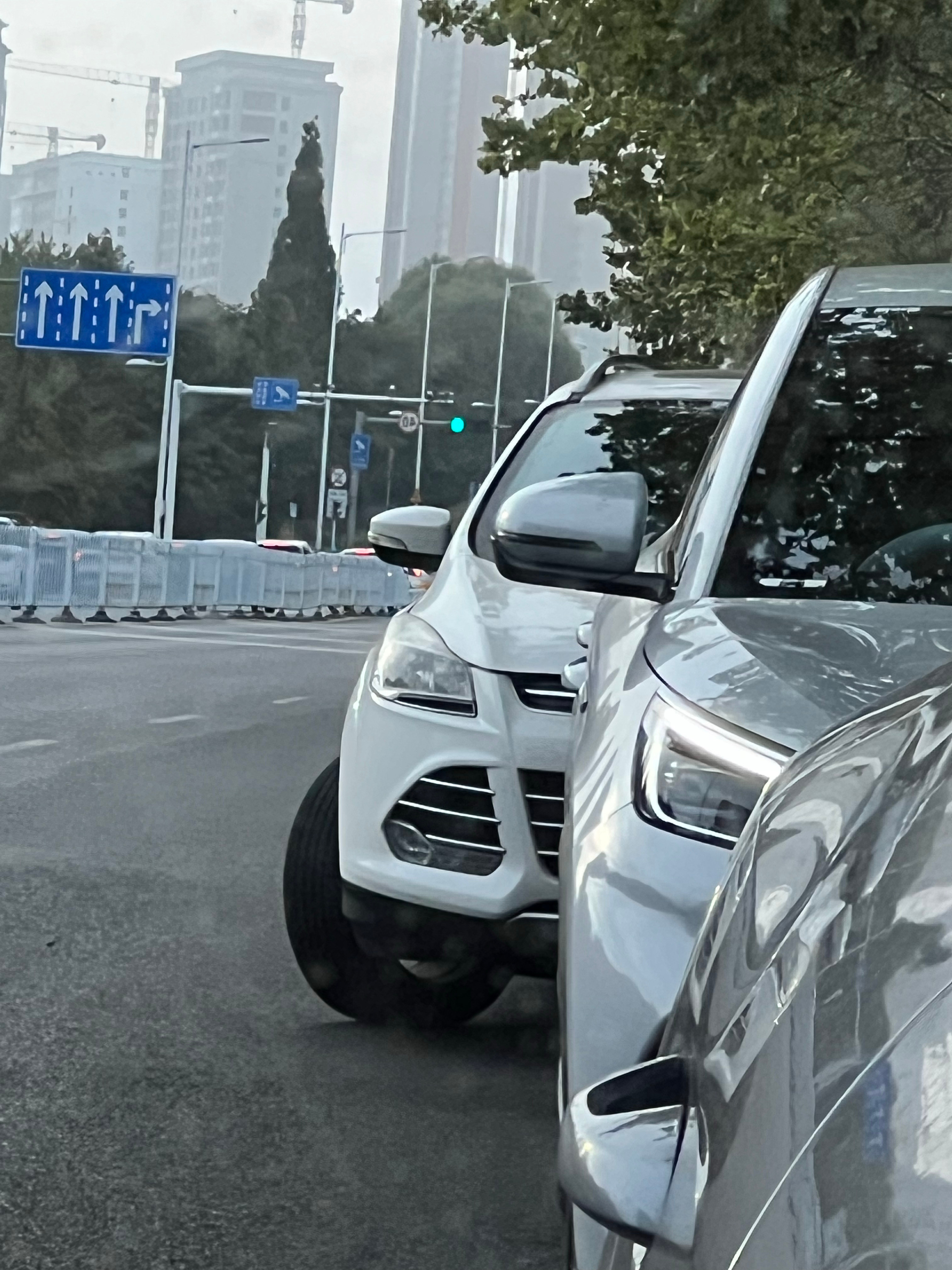 从后视镜一看，我滴妈，这车怎么崴脚啦！汽场全开我与汽车的日常​​​