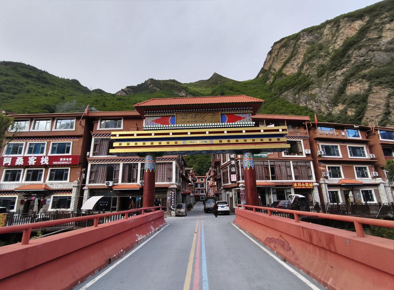 从重庆开车大概6个多小时，夜宿沙卡村，村子基本上都是客栈，门前一条河流经过，水流