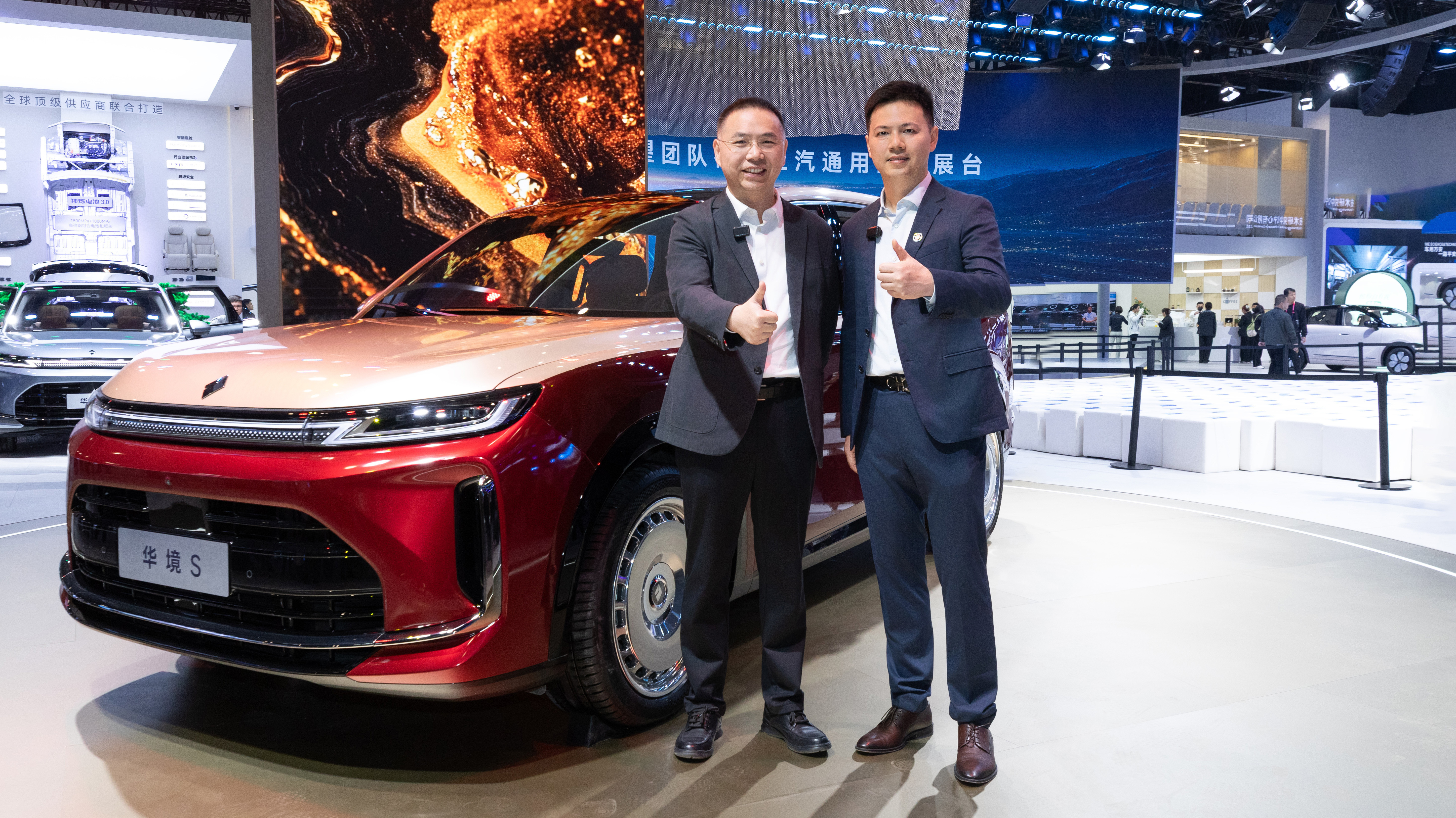 上汽通用五菱与华为乾崑打造的科技旗舰大六座——华境S已经在北京车展上亮相。华境S