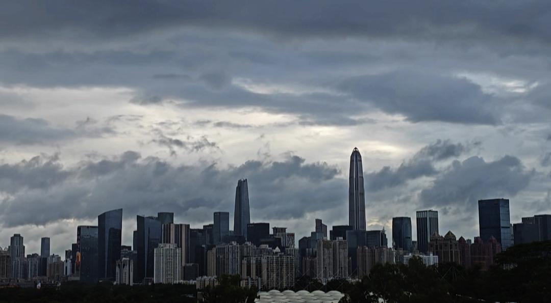 台风塔巴来了，深圳会停课吗？估计全城师生都在翘首企盼。这是16号台风塔巴来临之前