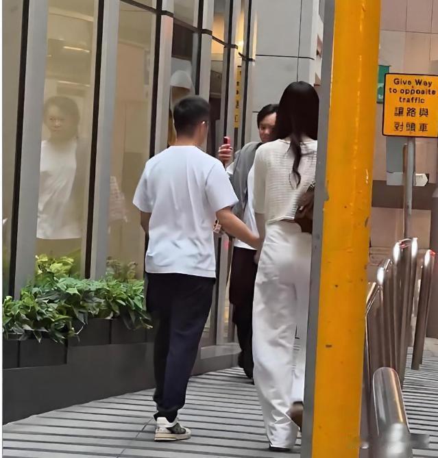 8月19日何猷君和奚梦瑶，俩人现身香港街头，手牵手过七夕很甜蜜，路人原...