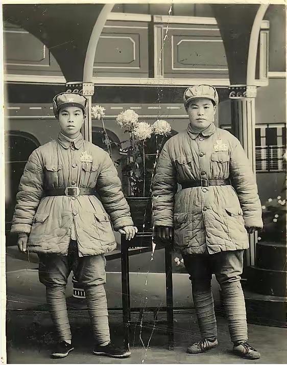 母亲的老照片，这张照片拍照于1949年，母亲1947年从山东招远参军，跟随着部队