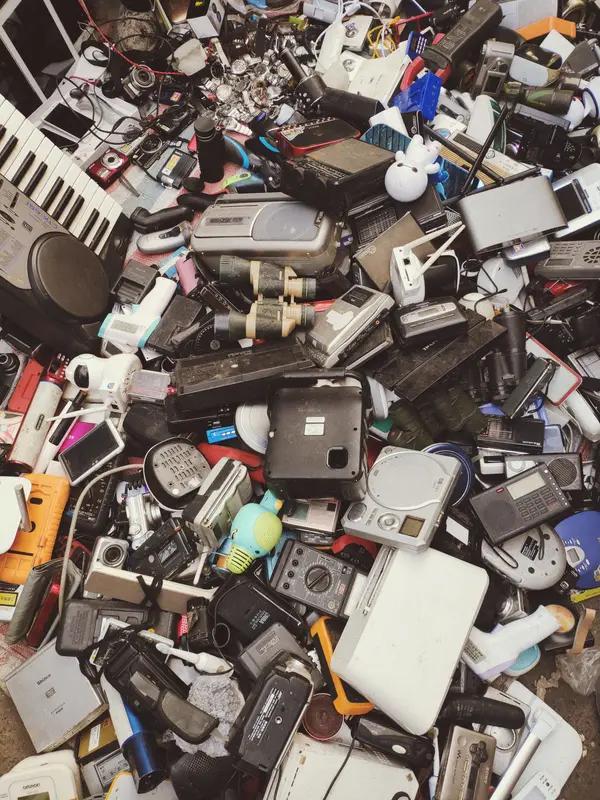 回收后的旧手机可没闲着，而是进入了精细化的资源循环体系。现在AI产业爆发，存储