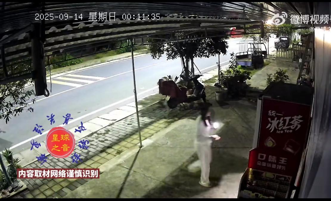 两妙龄小仙女半夜便利店偷饮料，真是丢人。夜深人静，便利店早已打烊，门口的冰箱没收