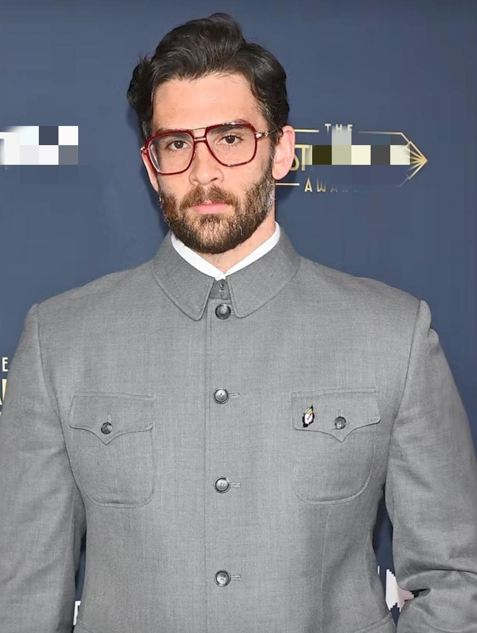 近日，美国网红哈桑·阿比身着中山装出席了一场活动，引起网友们的热议！这身服装