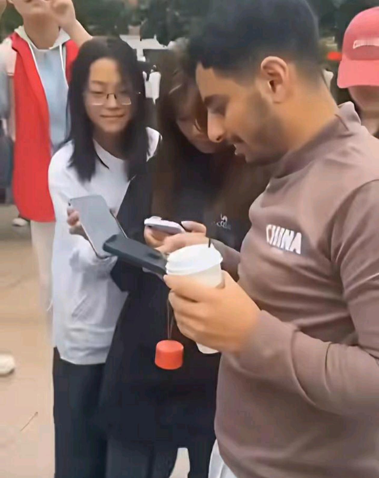 黑人走在大学校园里，就有这么多中国女大学生主动前来打招呼，迫不及待要好友位认识一