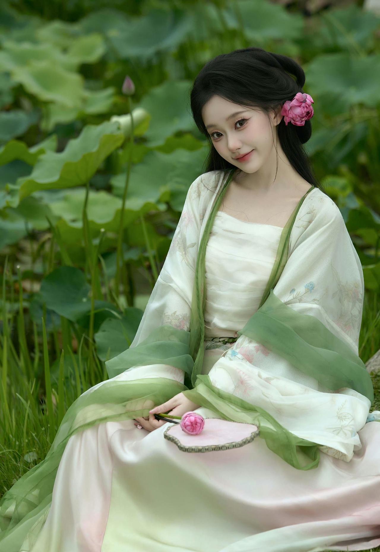 绿意盎然的背景与淡雅的汉服相得益彰，宛如从古画中走出的古典美人，充满了“清冷仙气
