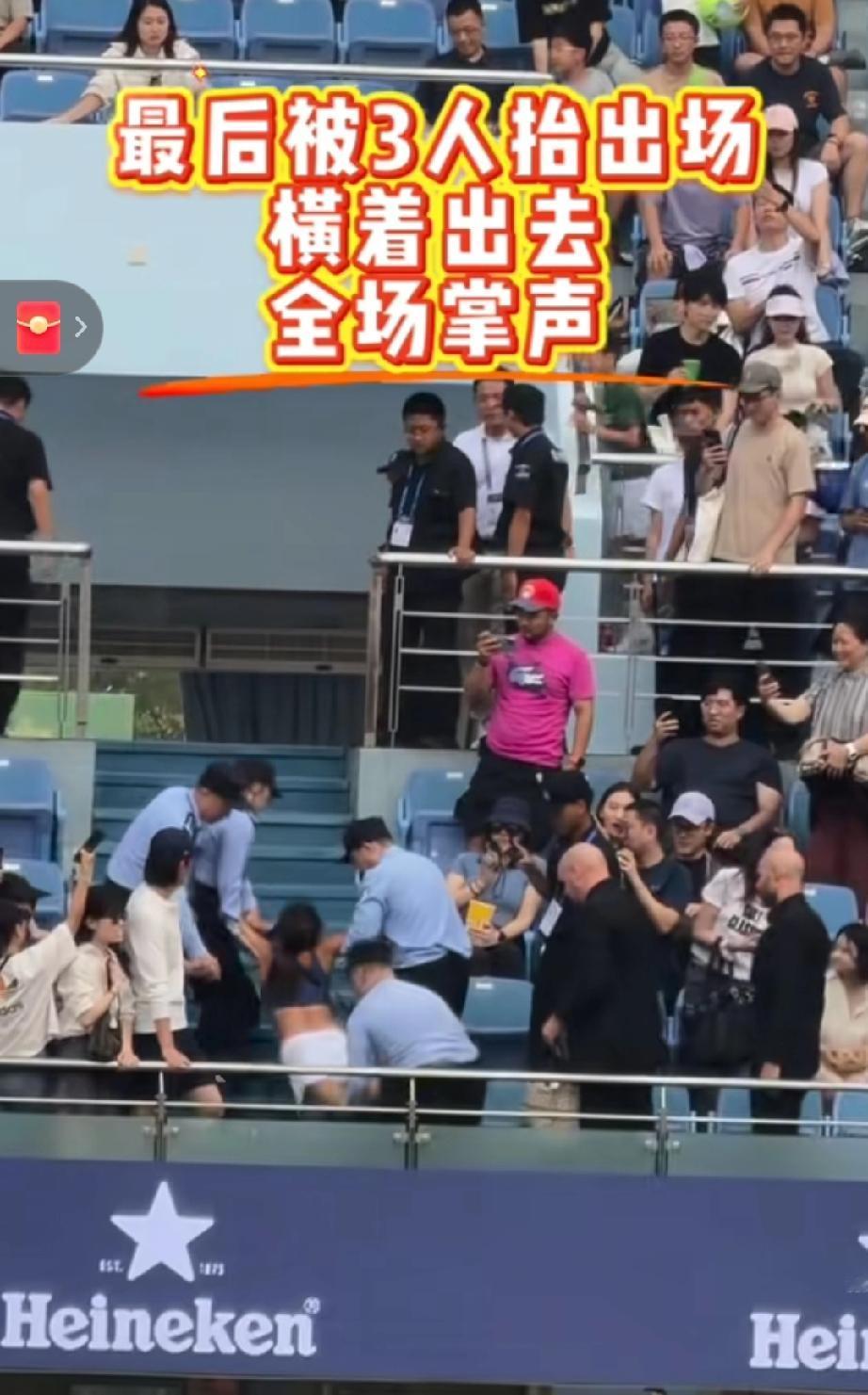 上海大师赛上，一奇葩女球迷一直在那里尖叫，太影响比赛了，安保人员多次劝告无效后，