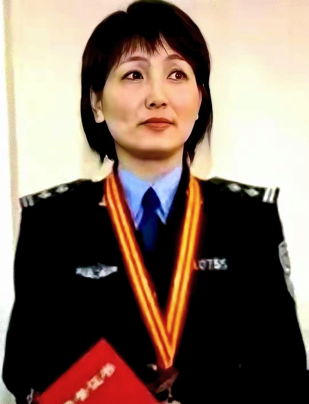 明明手里攥着能洗脱嫌疑的DNA报告，硬生生压了八年，最后居然只落了个调离岗位、行