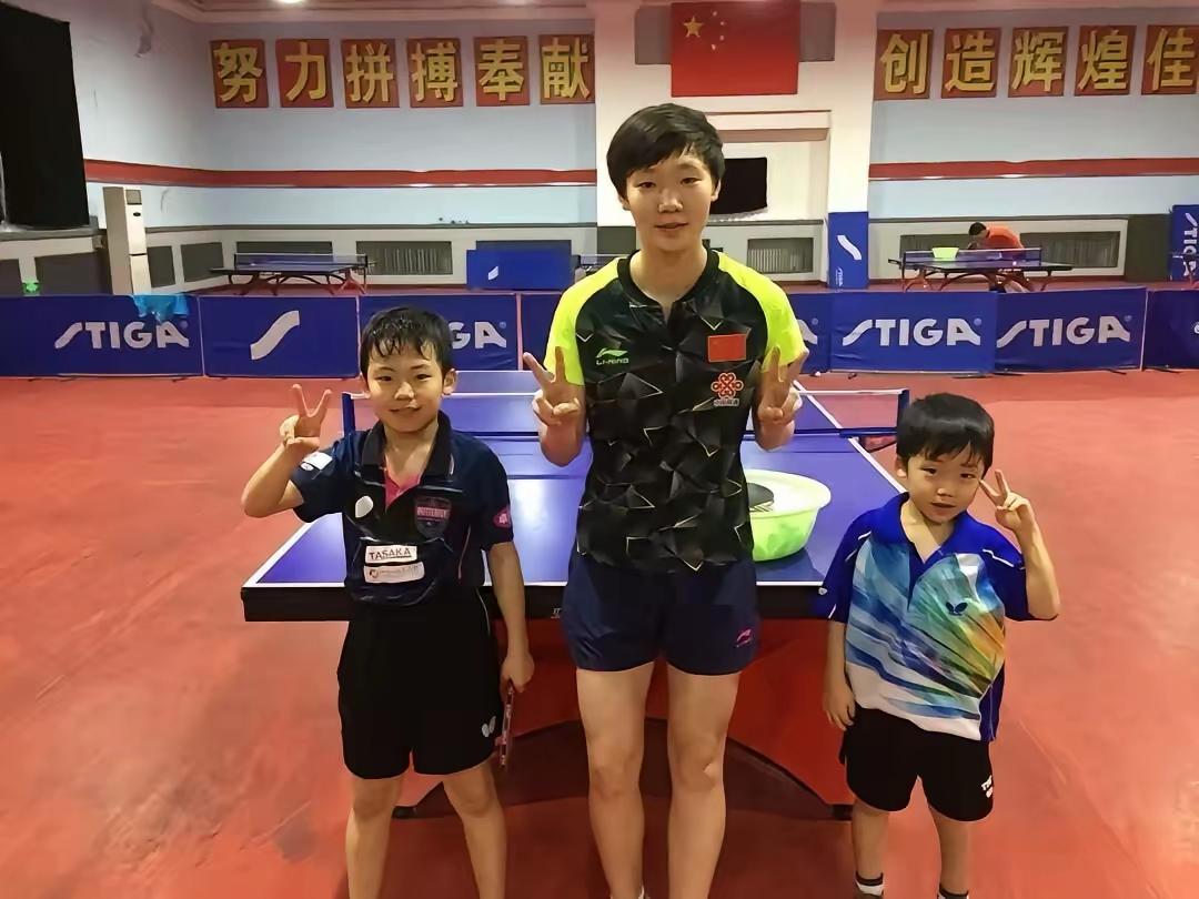 王曼昱夺得了多少冠军，连她自己可的也数不过来身边这两个小帅哥又是谁孩子，跑来找