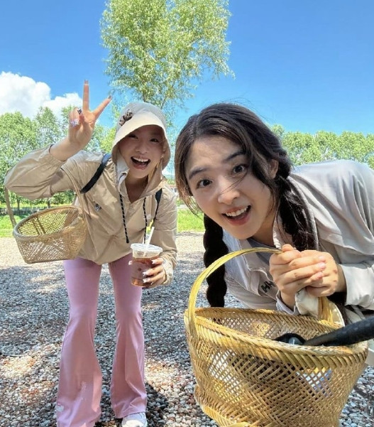张含韵和王菊相约去采蘑菇，可是王菊美甲做得这么漂亮好像不太适合去劳作诶。