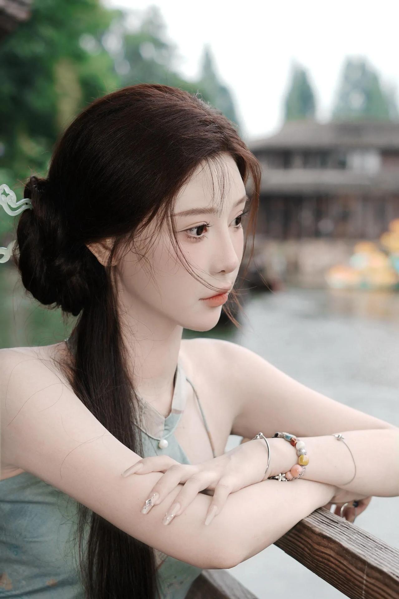 古风少女倚栏沉思静享湖畔时光国风古代美人中国风