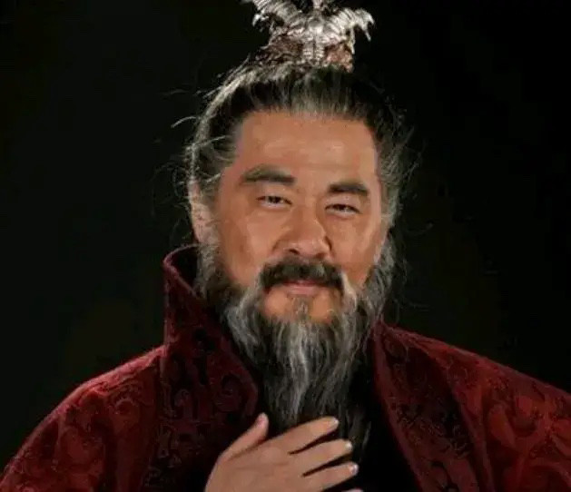 如果曹操手下的大将不小心踩了麦子，曹操会斩杀吗？以曹老板双标的性格，那当然得看是哪位手下踩了麦子。要