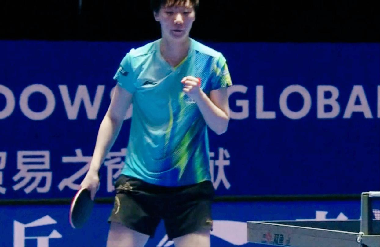 侯英超神了！不但预测王曼昱准，王艺迪他也看透了。前两局王曼昱都是11;6拿下