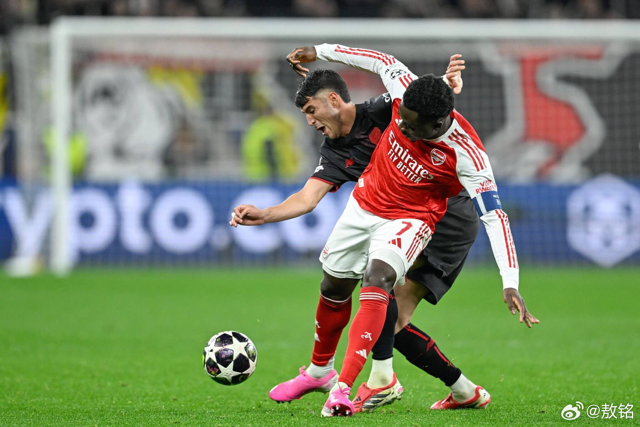 勒沃库森1比1阿森纳过去阿森纳运动战总是过度依赖右边锋萨卡，靠着萨卡内切左脚兜