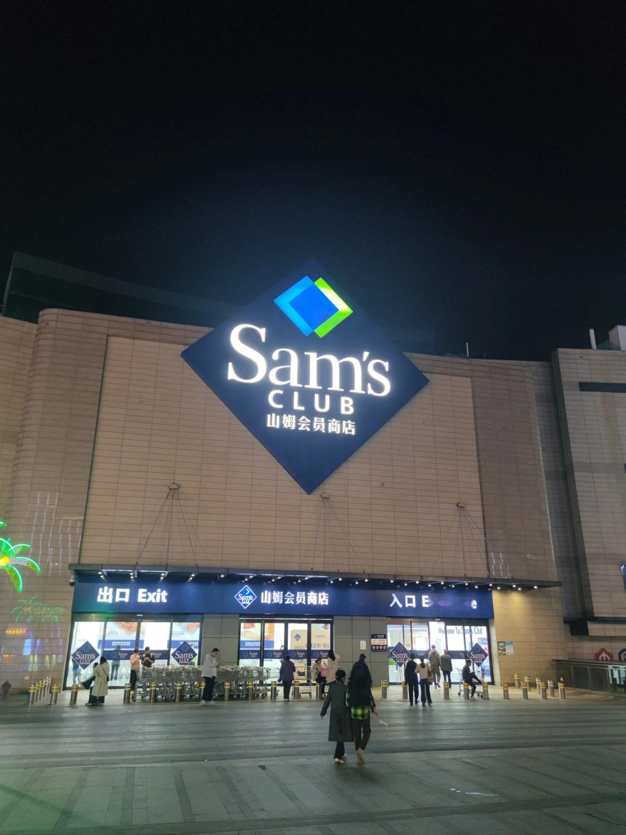 同一个工厂，同一条流水线，同一批工人，做出来的两批东西，配料表完全不一样——一批