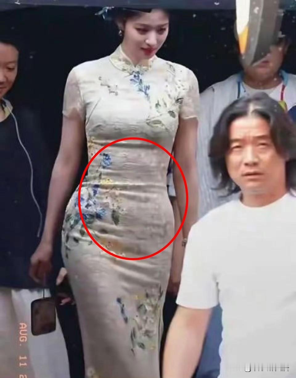 老话说“胯大好生养”，不知道真假，让我没想到的是王楚然这个小美女胯竟然这么大，