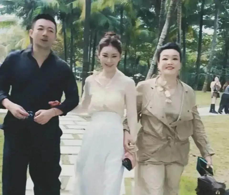 家人们，你们留意到没？汪家这一家三口，简直如同唐僧肉，无论到哪，都备受瞩目，总有