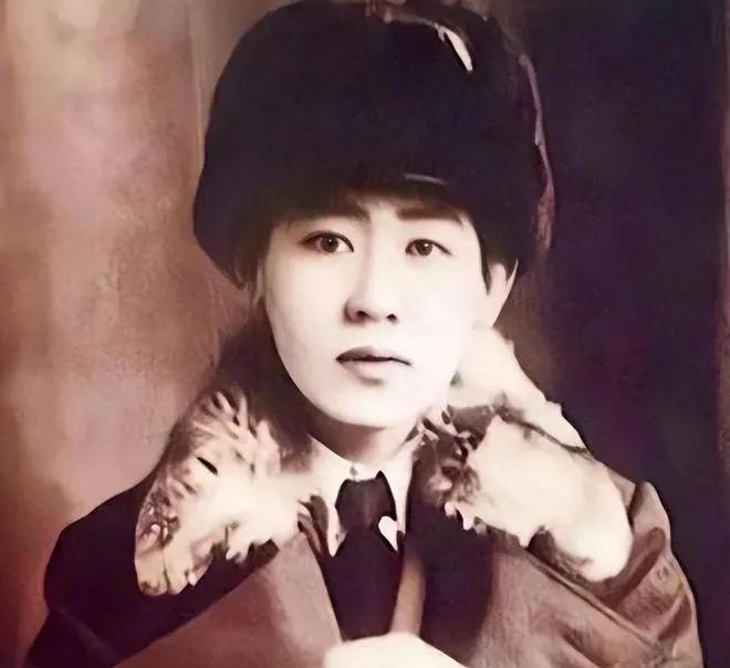 1924年，17岁的少女被59岁的养父叫到书房，但少女刚进书房，养父就按下了门锁