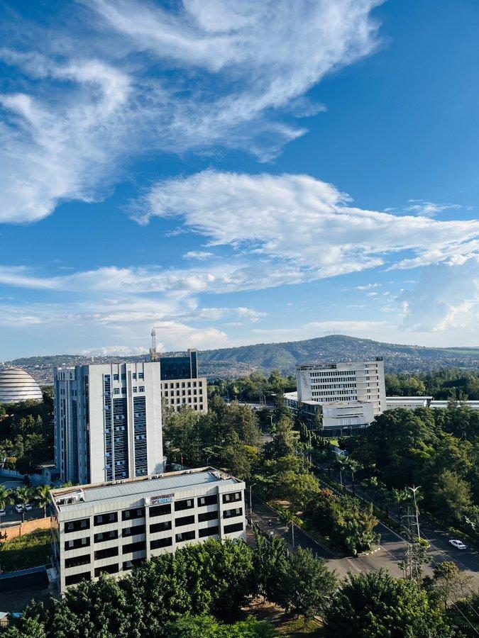 卢旺达：现代化首都与乡村贫困的强烈反差　　一边是首都基加利的现代化都市风貌，另