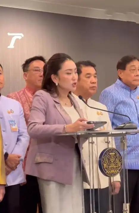 泰国总理这个位置，矛盾太多了。看似是国家行政首脑，实则始终被夹在军方与泰王的权