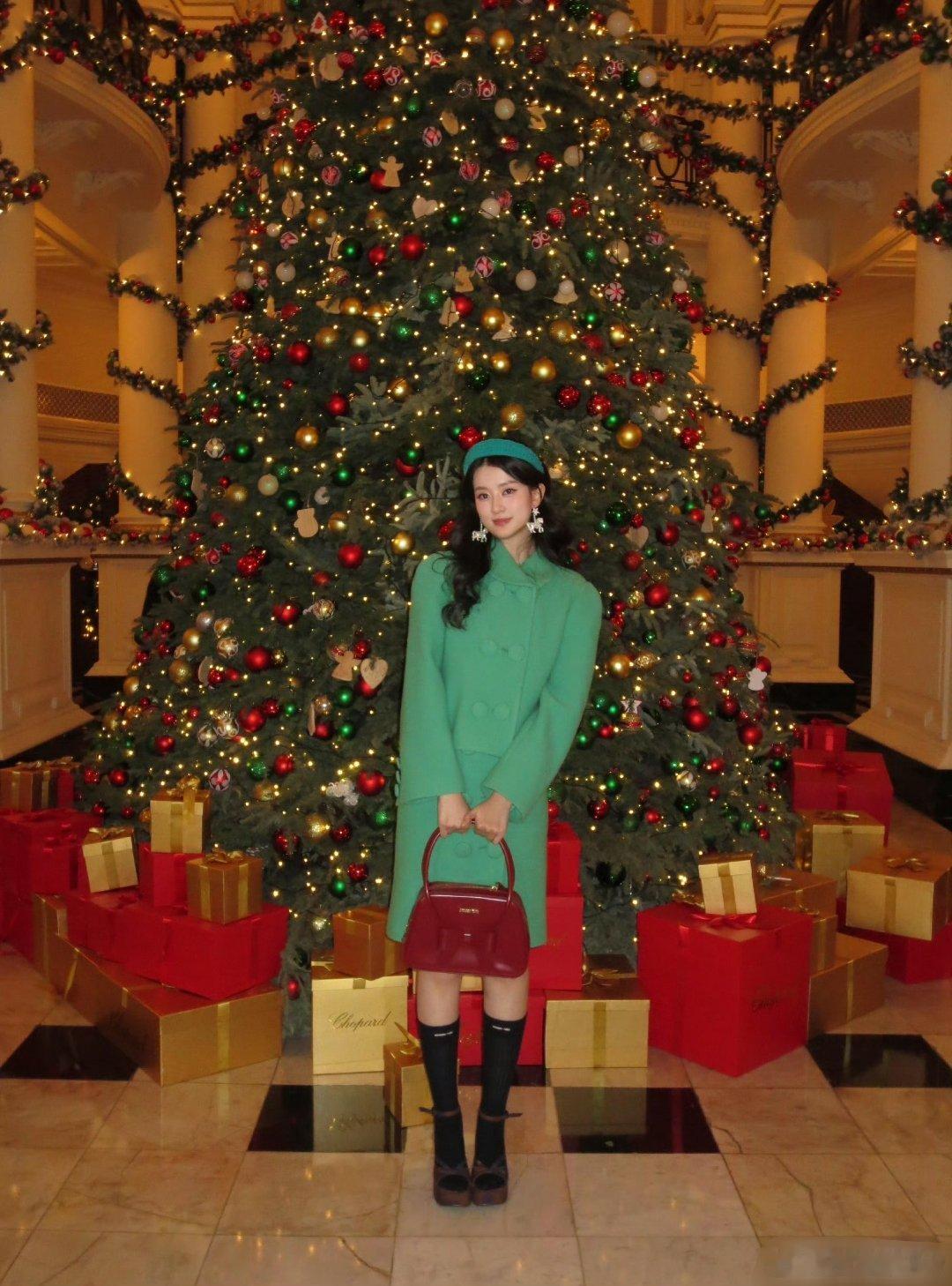 乔欣平安夜晒照实名羡慕乔妹了，妥妥豪门名媛，爱人如养花，这朵玫瑰被有心人养得很