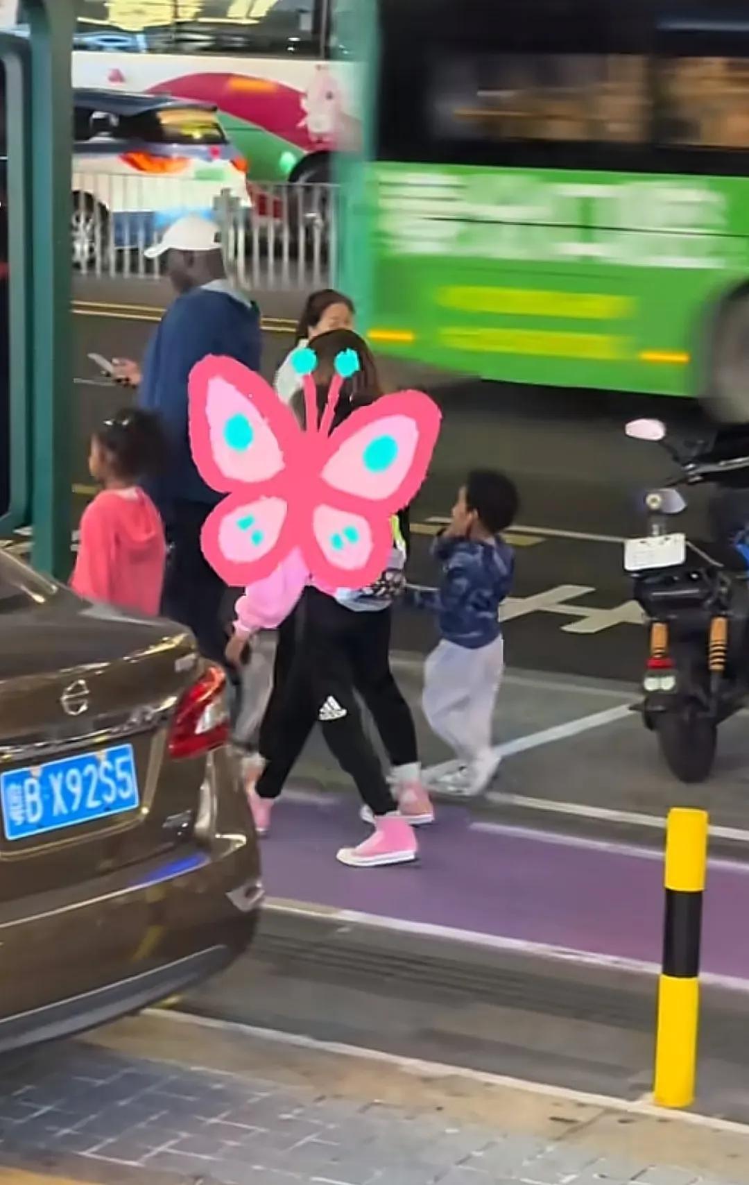 又遇到一个中非五口之家，看来我们国家婴儿的出生率要靠非洲兄弟来提高了一家黑人，五