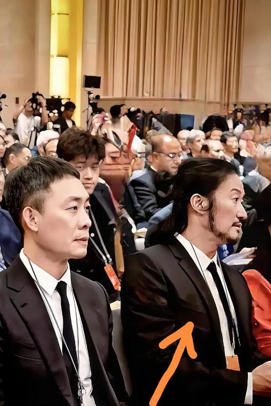 吴京的近照，留着长发、长胡须，有的网友不问青红皂白地就议论纷纷。