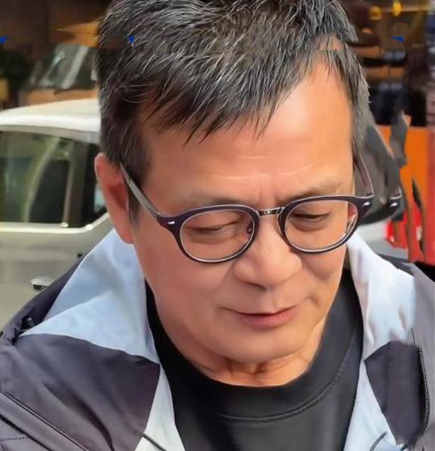 2025年12月5日，64岁的香港演员黄日华出席活动时宣布已退出娱乐圈，结束其四