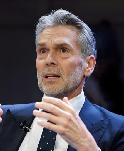 荷兰现在在美国的教唆下，已经吃了大亏！说白了，荷兰想要研究光刻机，但是它的核心材