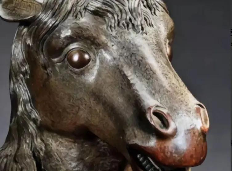 2019年，圆明园丢失的“马首”被赌王买回并捐回祖国，然而，令人没有想到的是，专