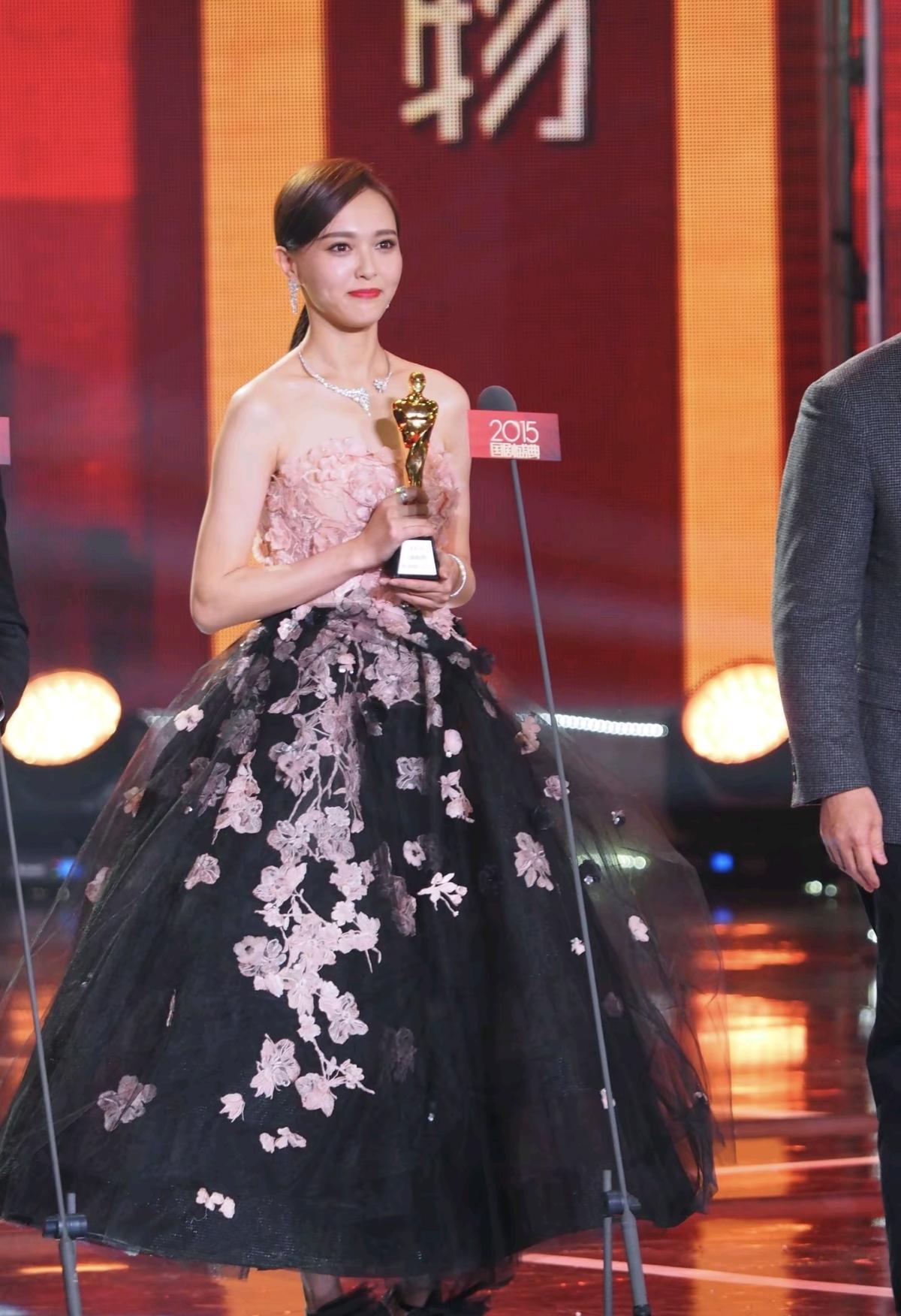 唐嫣这一身粉墨繁花抹胸礼服，把复古优雅和红毯气场平衡得刚刚好，是刻在DNA里的明