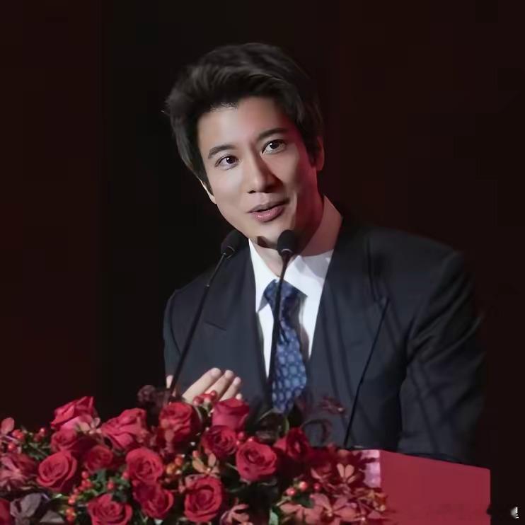 觉得黑红也是红的艺人，求你们跟着王力宏好好学习吧，王力宏的段位真的高多了。​当初的离婚风波，几乎把他
