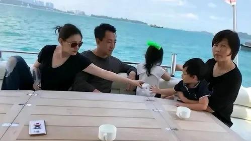 小杨阿姨的形象悄悄发生改变，原来，她就穿得很一般，剪个短发。即使被拍到，也不在意