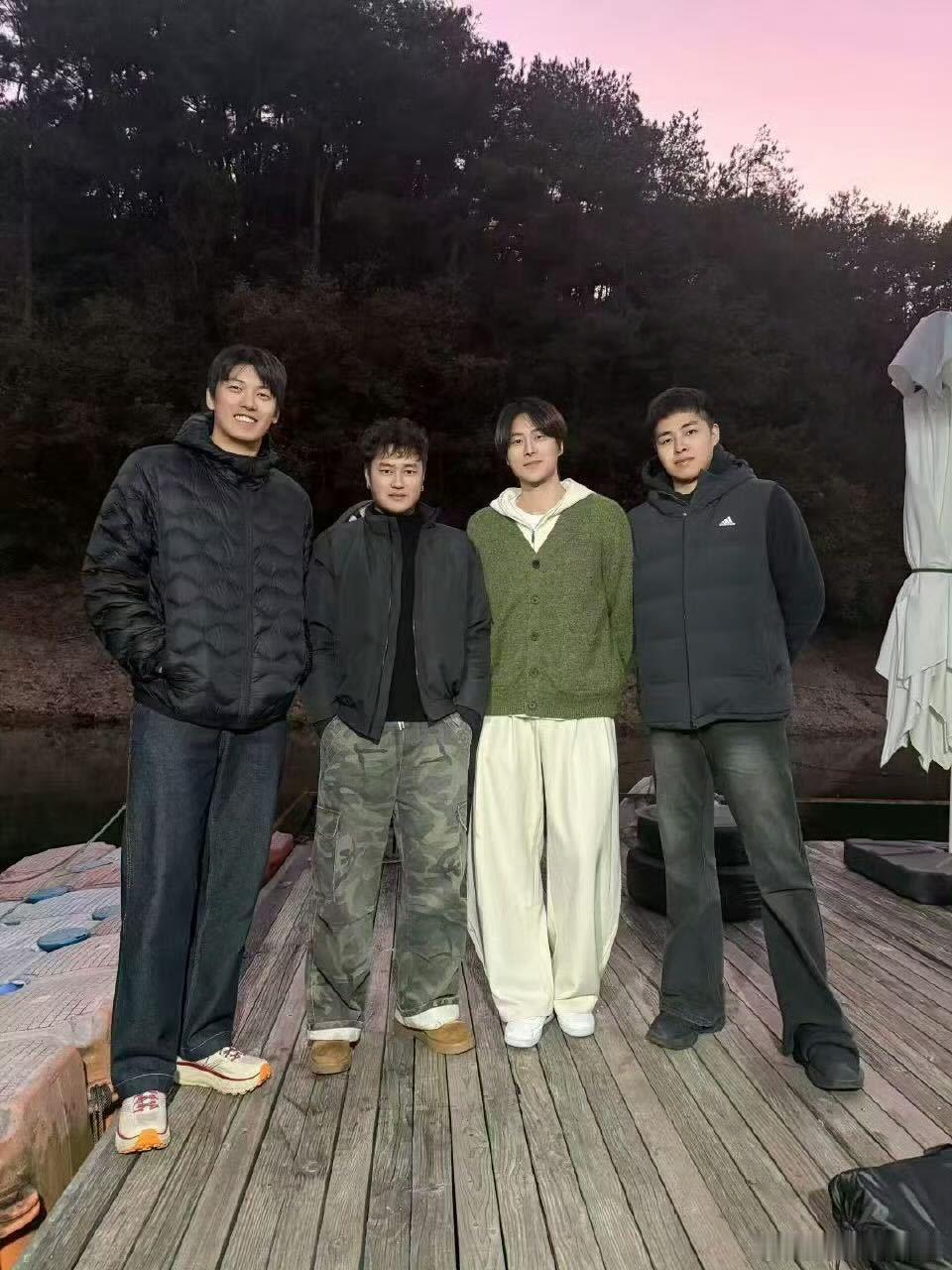 玩得好开心吧我们顺儿这一身这么看看真不错汪顺也去钓鱼了