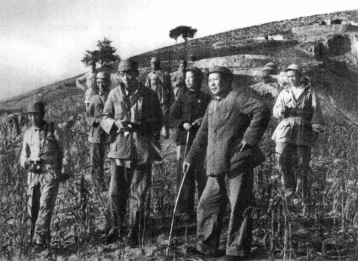 1947年，转战陕北途中，毛主席和江青的罕见照片。