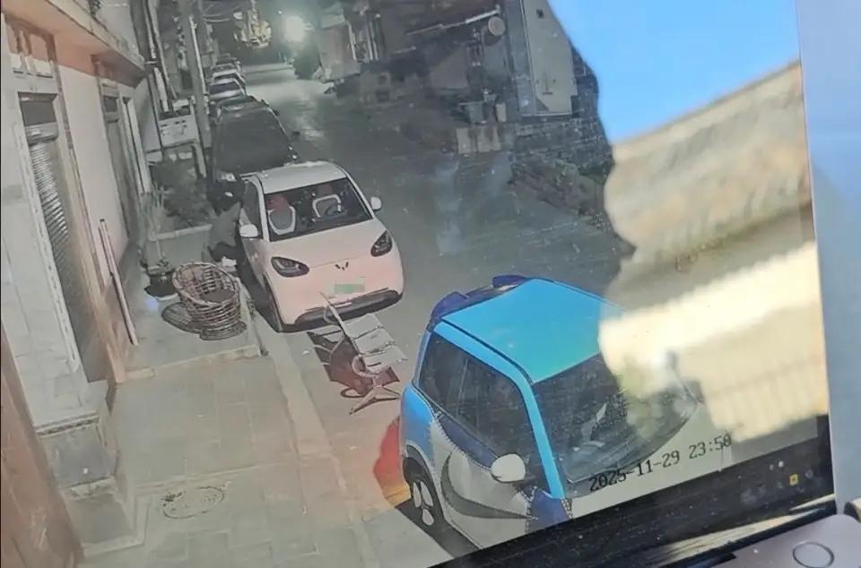 云南大理，男子2人在租车行花30元租了辆代步车，还车时，验车人员说保险杠有道划痕