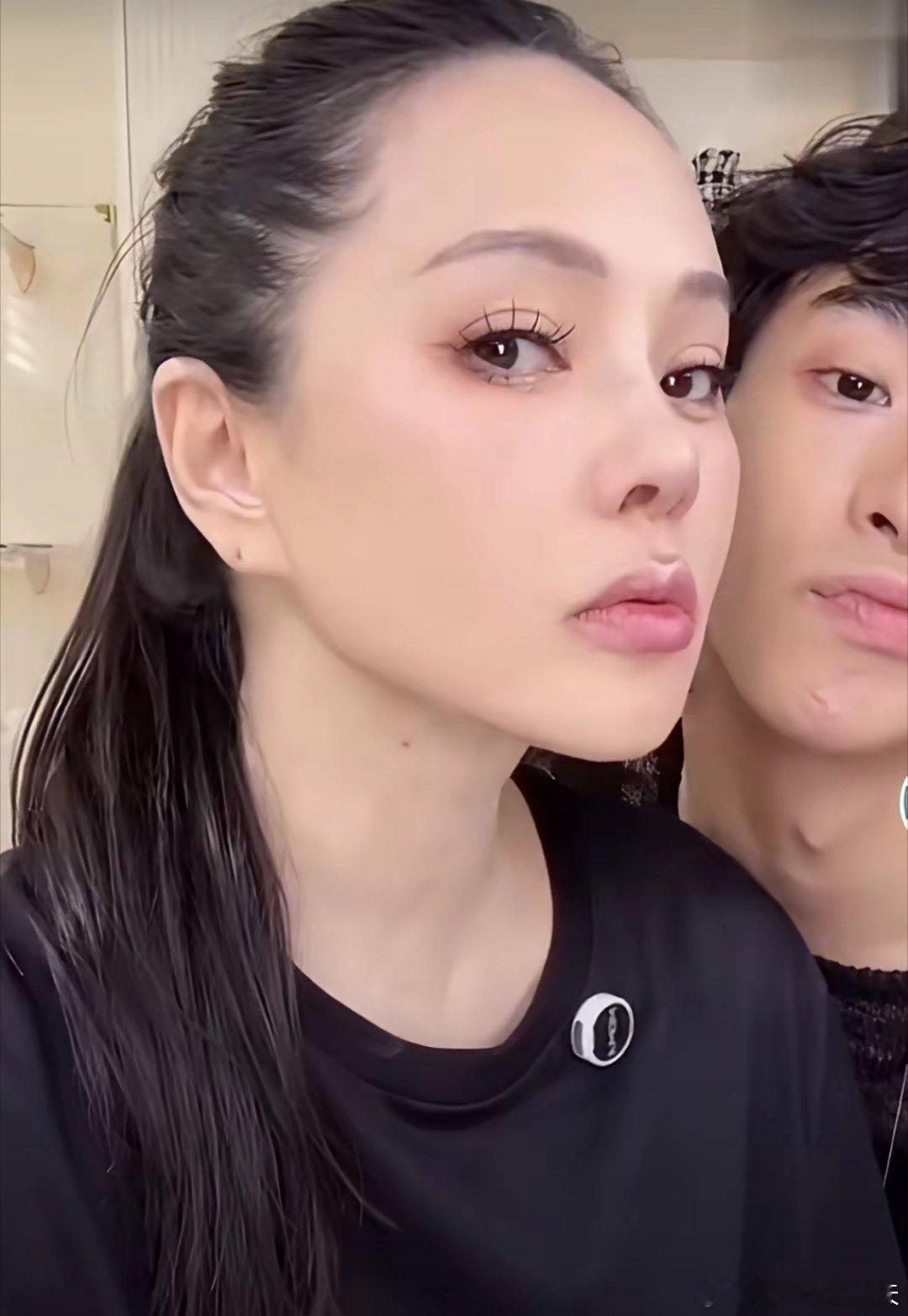 哇哦，我儿子给我化的妆，绝了。​这是不扫兴的妈妈，伊能静，让儿子在她的脸上尽情发挥，情商很高地给予儿