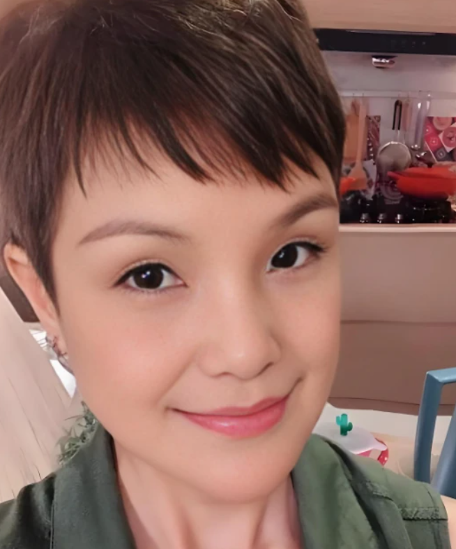 58岁TVB“金牌绿叶”马蹄露直播哽咽真的不要破费了，每一个人也是干活不容易，