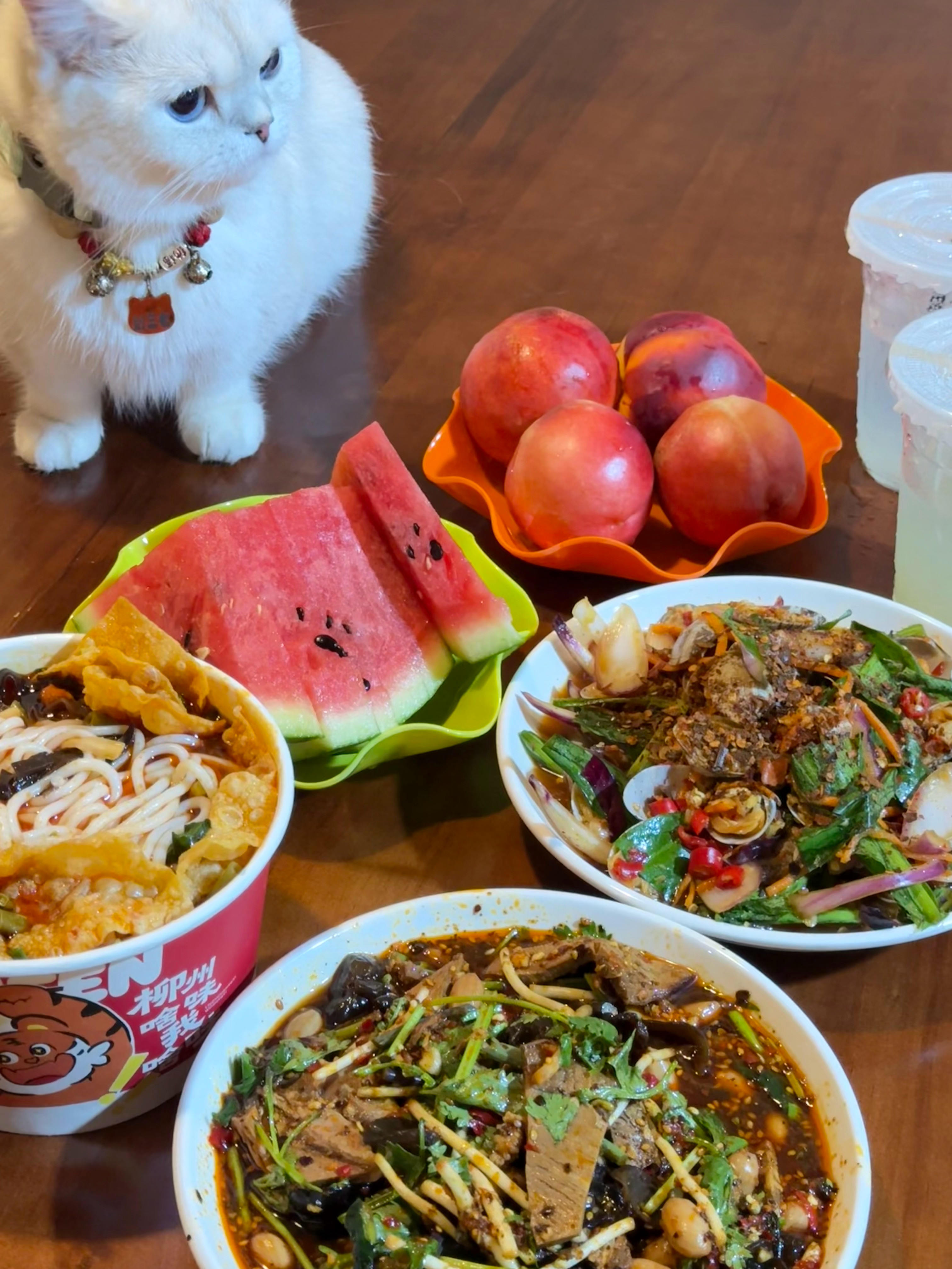 我朋友刚放暑假回家就来给我做饭，虽然过程特别鸡飞狗跳但是终于可以坐下来好好吃饭了