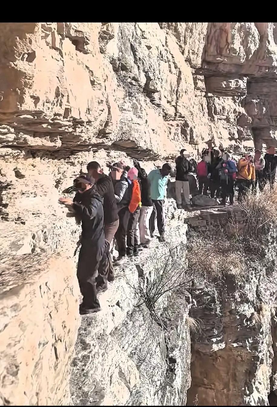 胆子也太大了吧！真的是拿自己的生命开玩笑！近日，网上的一段视频引发关注。视频