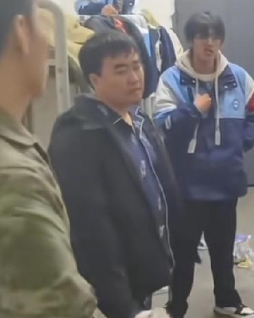 湖南教官摔死学生猫，这个班主任最可恨！作为最关键的协调中间人，几乎全程沉默，毫不