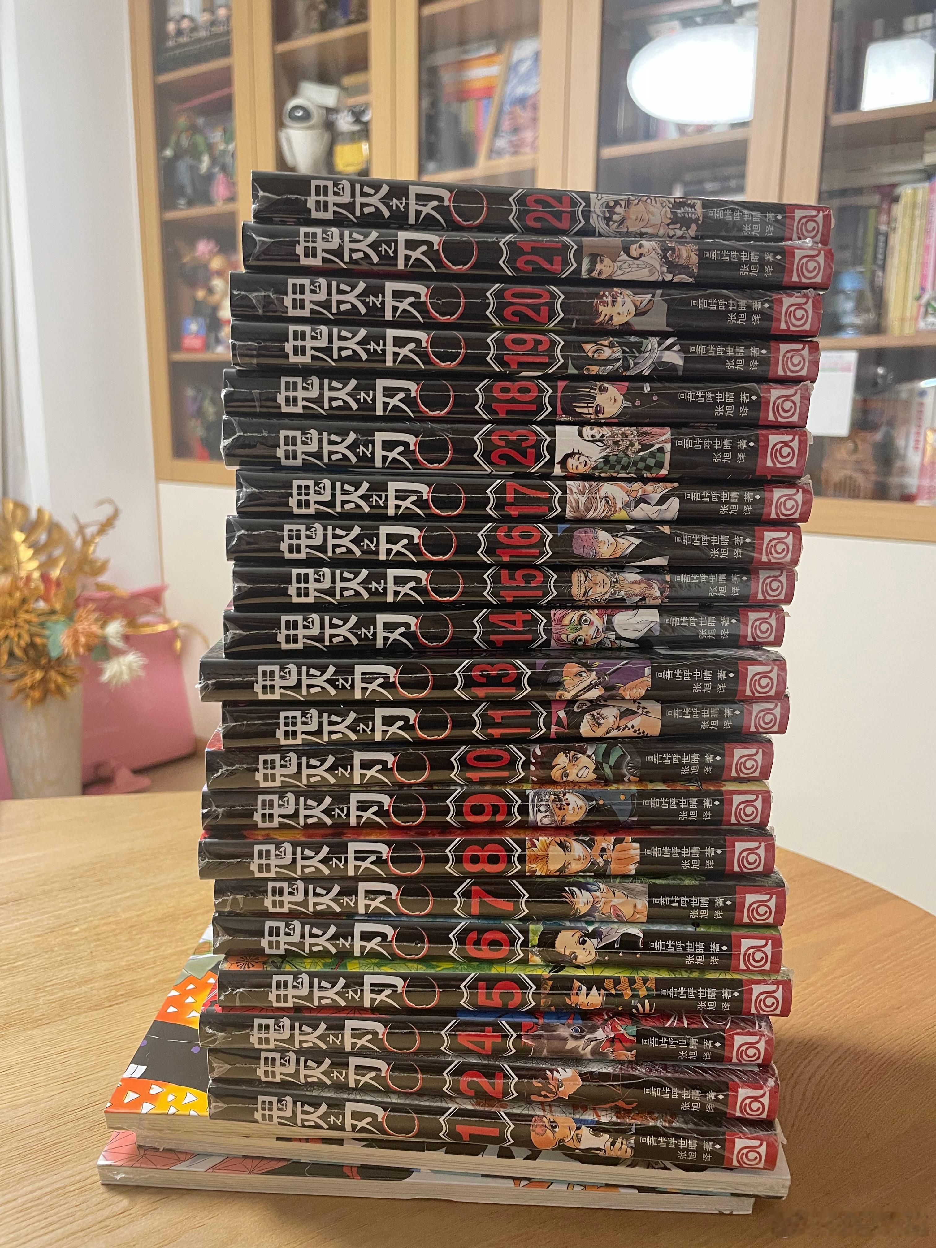 年过四十岁的老者还看漫画《鬼灭之刃》，感觉腰不疼了腿不痛了