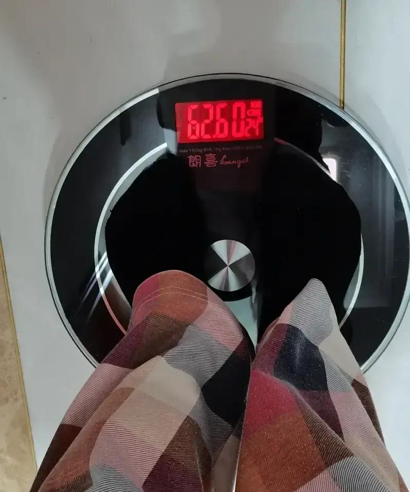 五十岁阿姨靠16:8轻断食一个月甩掉五公斤，腰围直接缩了四厘米。她每天只在八小