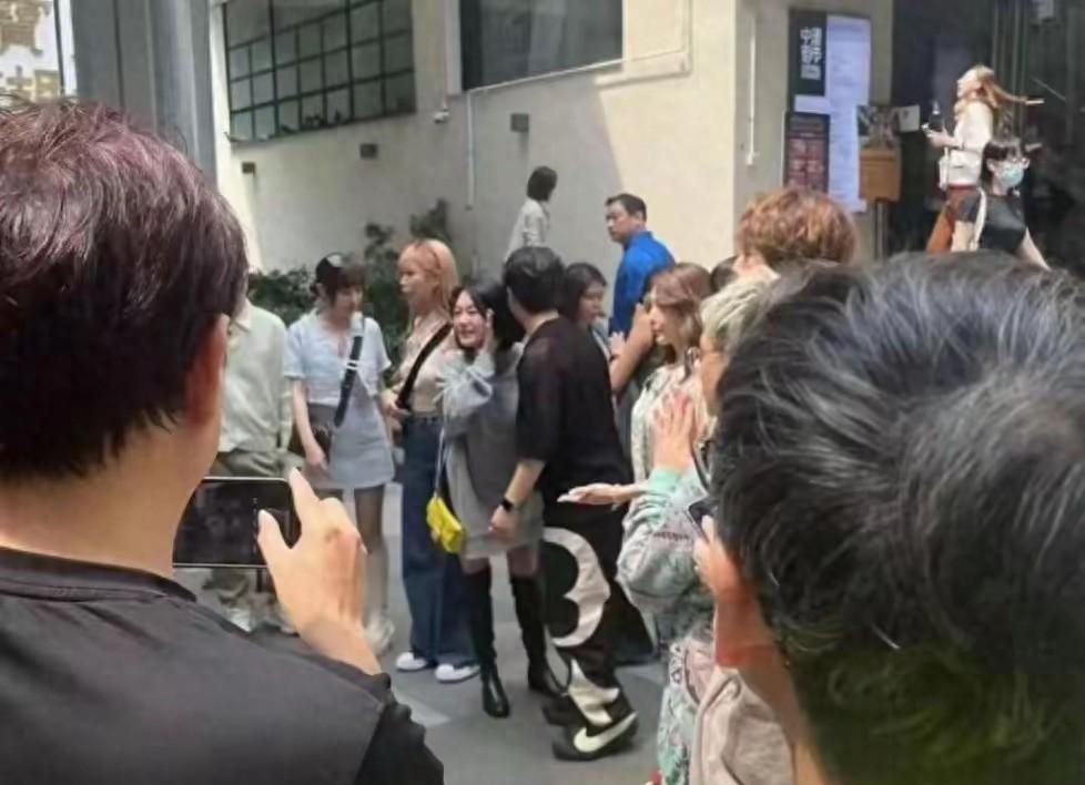 小S香港街头录节目引热议，宽松卫衣难掩身材，生图状态显岁月痕迹小S主持的节目《