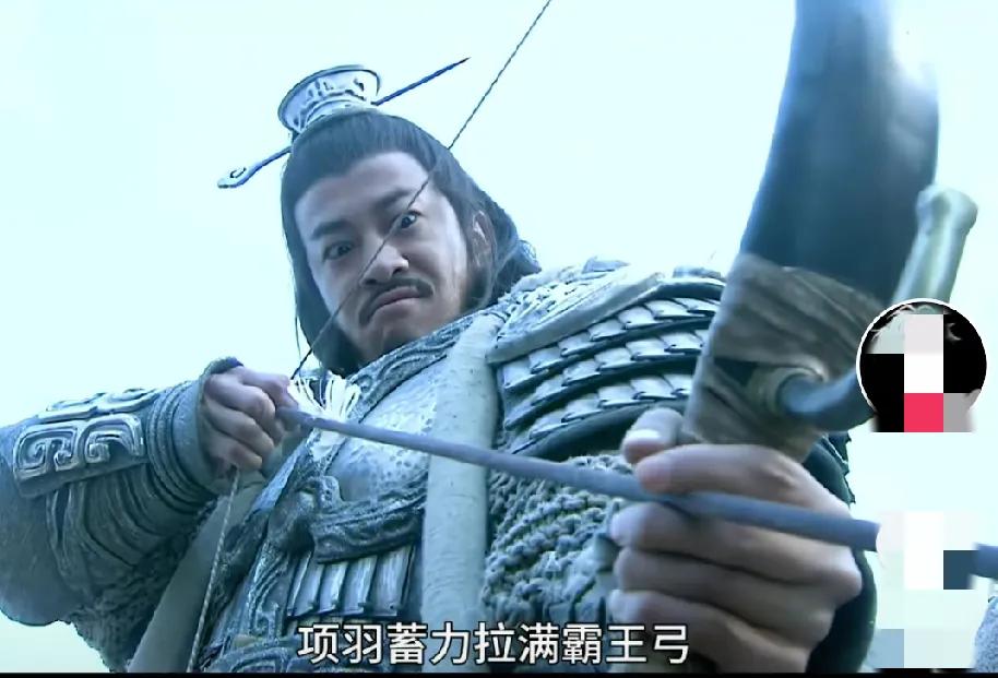 刘邦被项羽一箭射中，幸亏隔着鸿沟比较远，而且刘邦身穿胸甲，才没被一箭射死。但是箭