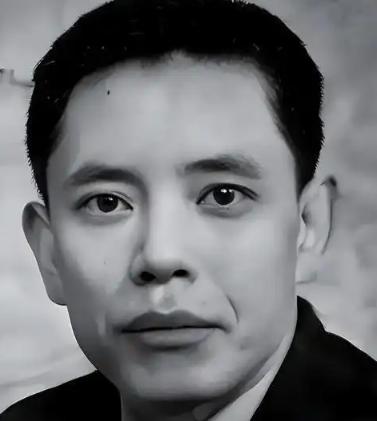 1948年，毛人凤派特务沈醉去暗杀自己的姐夫余乐醒。沈醉到达时，毫不知情的余乐醒