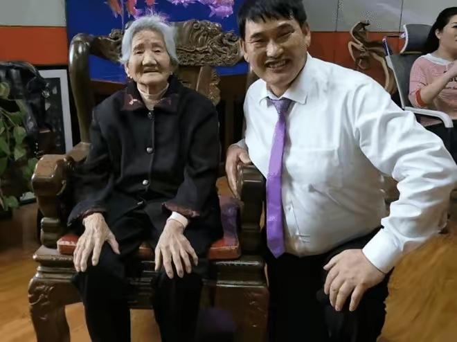 朱之文口碑依旧接地气，为何再也登不上春晚？3个原因很现实说起草根歌手朱之文，